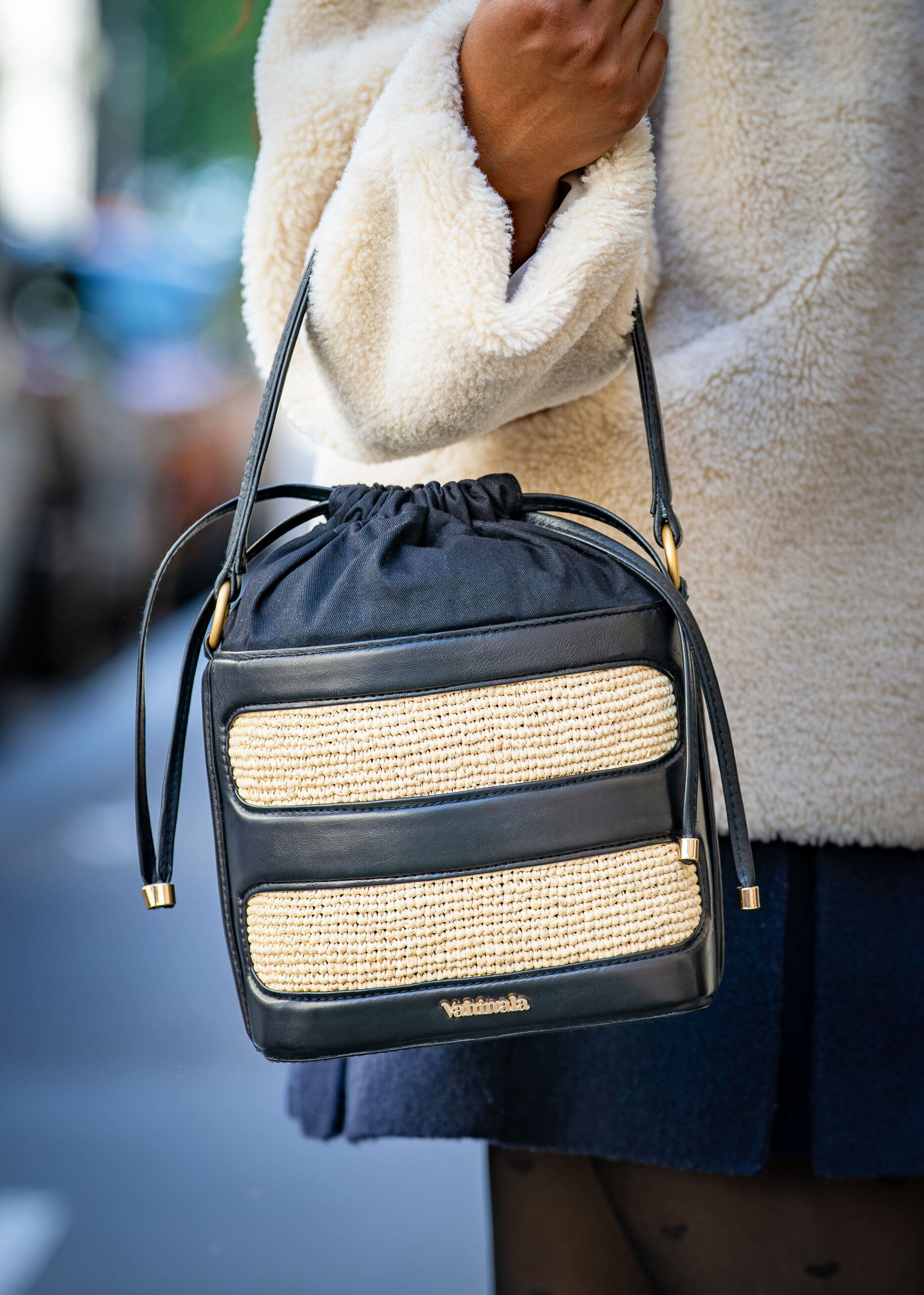 Sac seau en raphia et cuir KANTO Sac seau en raphia et cuir KANTO