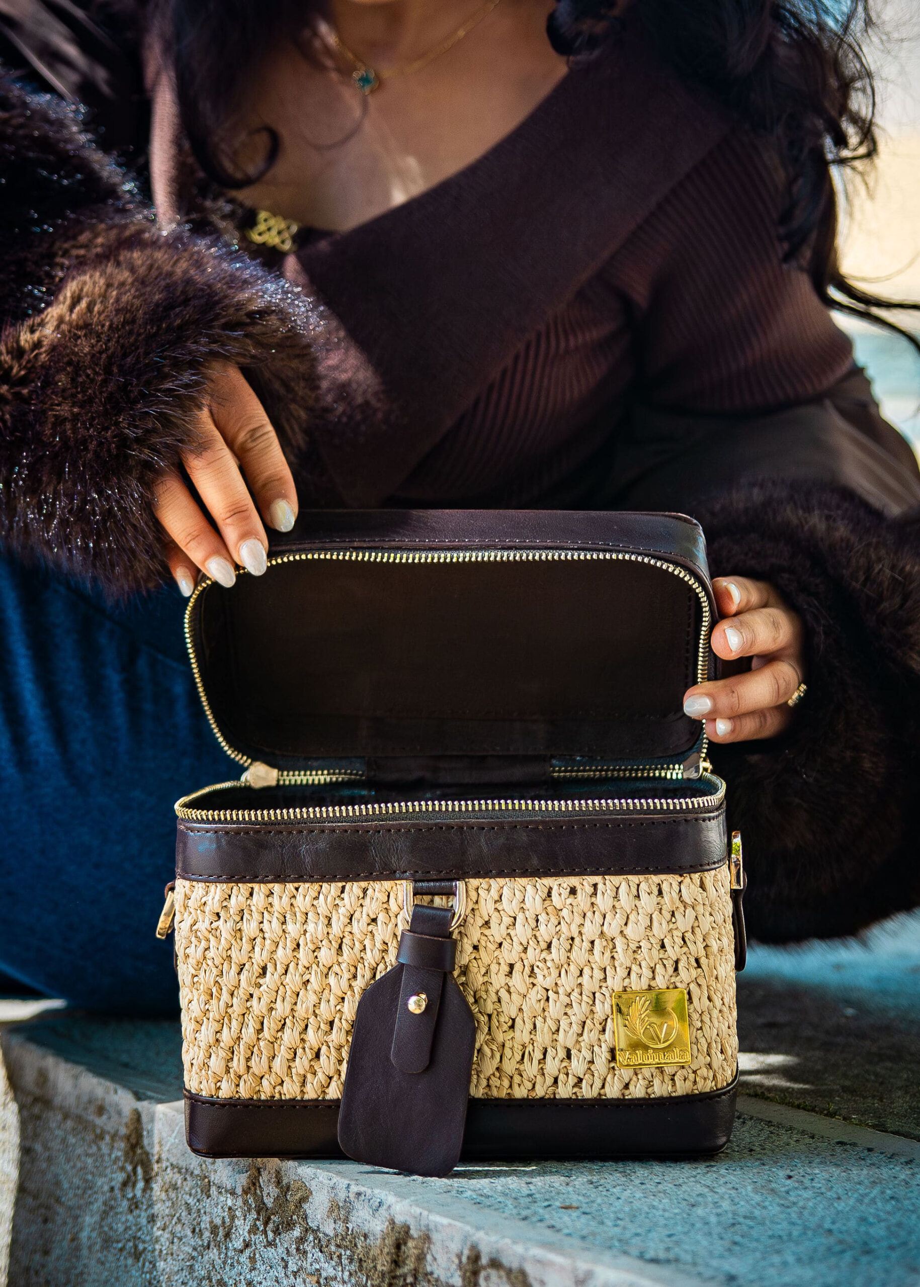Vanity bag Liana marron foncé Vanity bag en raphia et cuir Liana