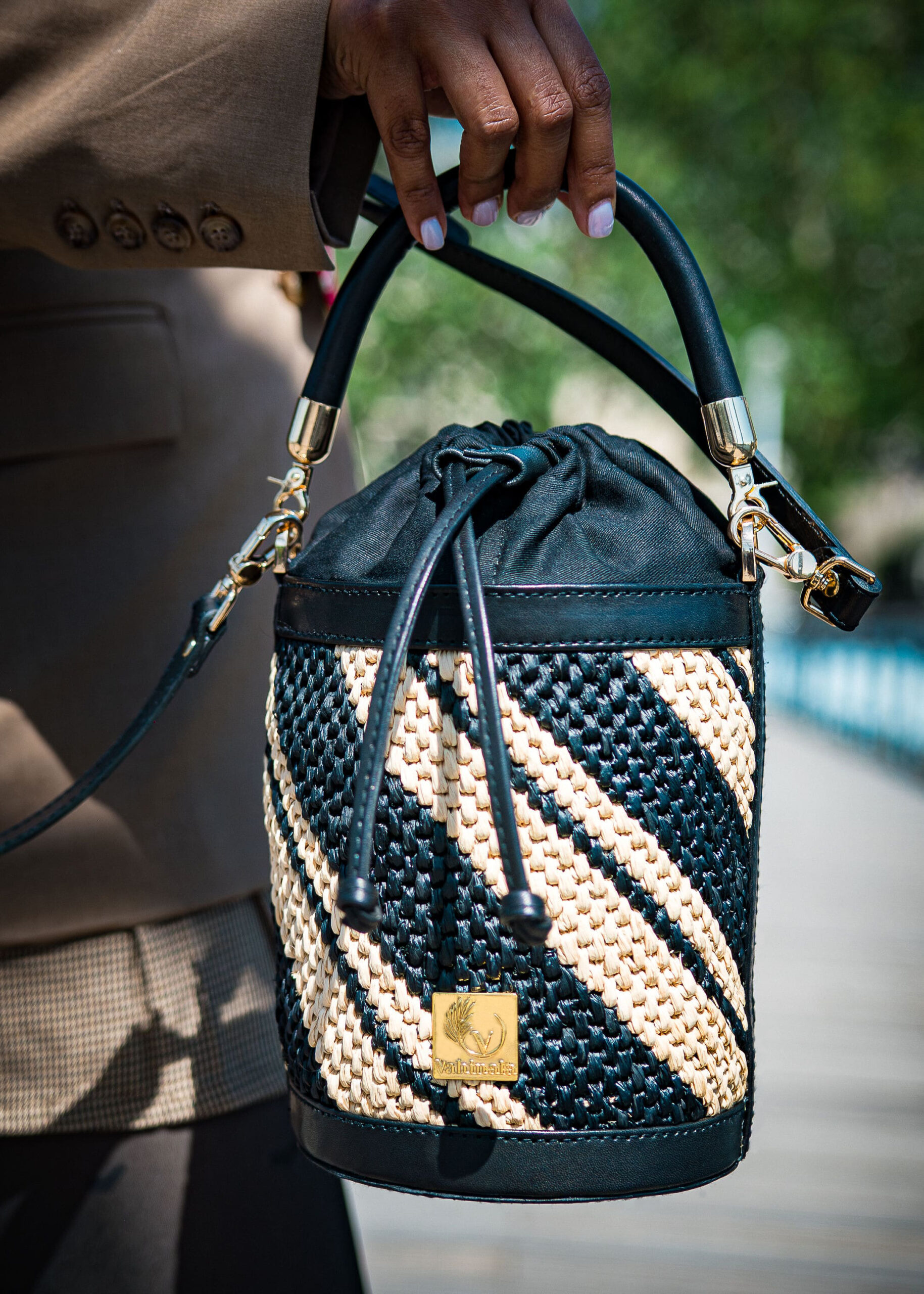 Sac seau Aina en raphia et cuir