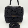 Pochette Tiana en raphia à motifs floraux crochétés