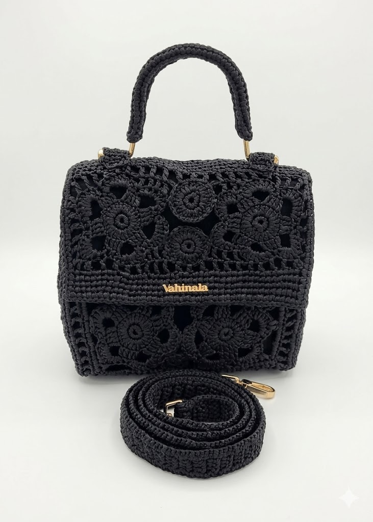 Pochette Tiana en raphia à motifs floraux crochétés