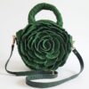 Miora vert face Vahinala. Sac Fleur en raphia naturel et cuir raffiné Miora vert Vahinala
