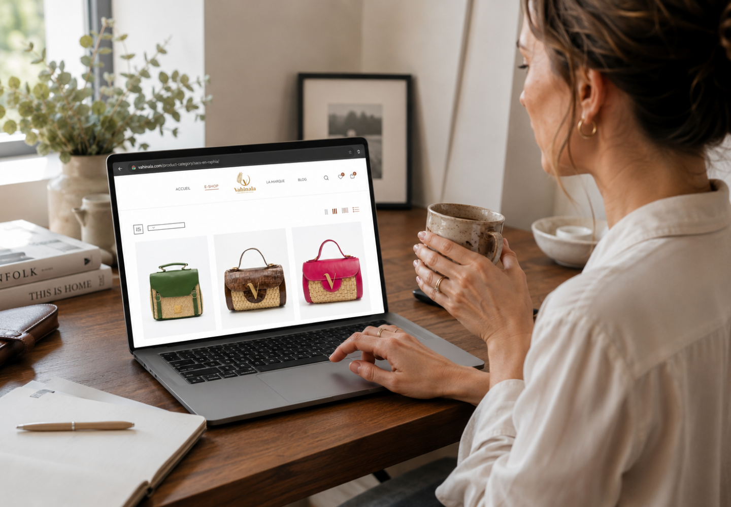 Femme en train de choisir un sac en cuir de qualité sur Internet